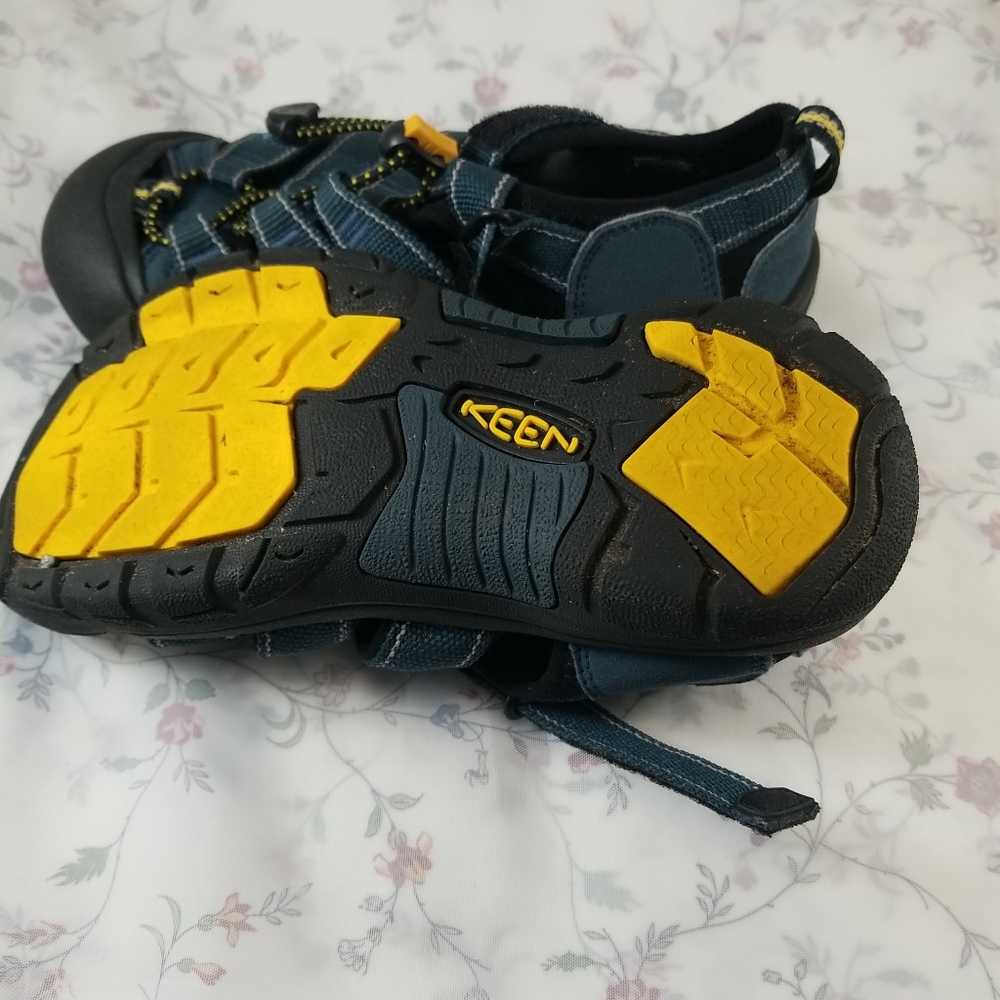 KEEN SIZE 2 UNISEX SANDALS